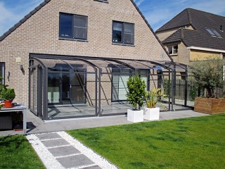 Retractable patio enclosure Corso Premium goes very well with atypical house