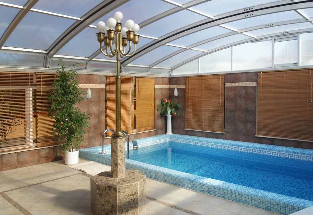 Swimming pool with atypical pool enclosure