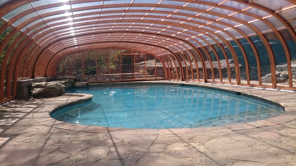 Atypical pool enclosure