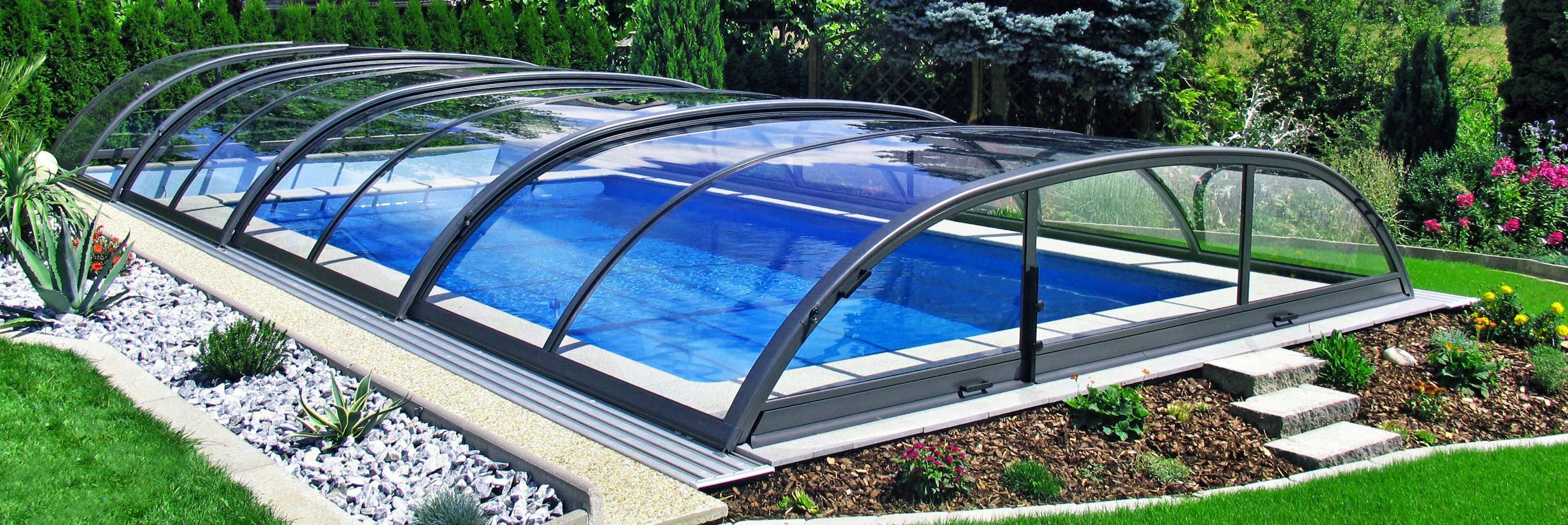 Fully closed retractable pool enclosure Elegant