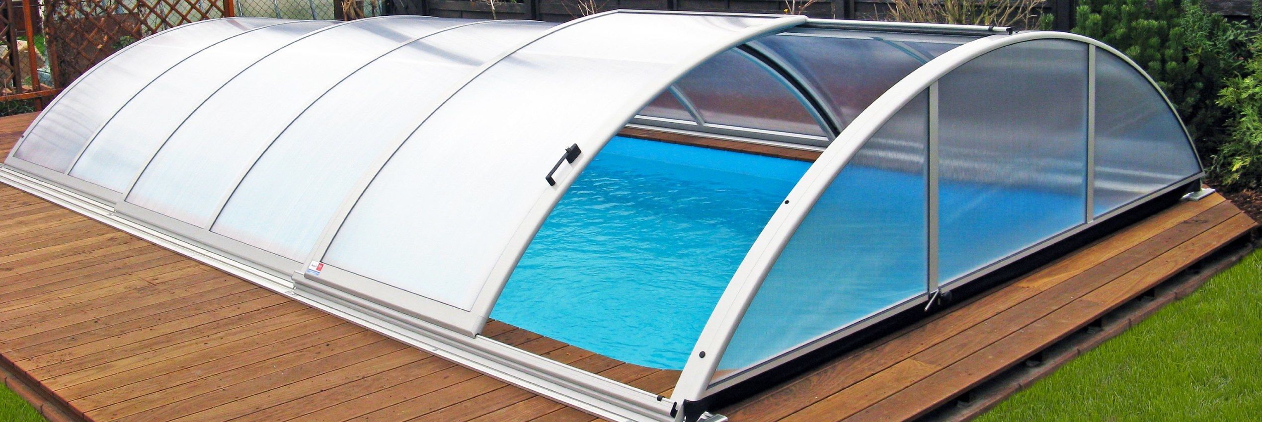Semi-opened pool enclosure Azure