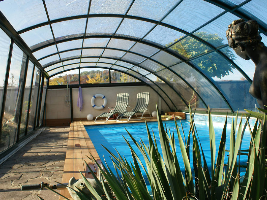 Retractable swimming pool enclosure Ravena