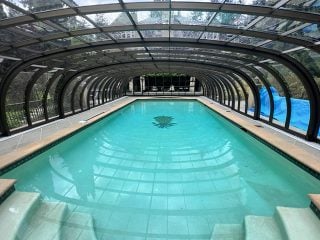 Amazing pool enclosure Laguna from the inside