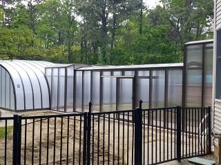 Atypical swimming pool enclosure installation