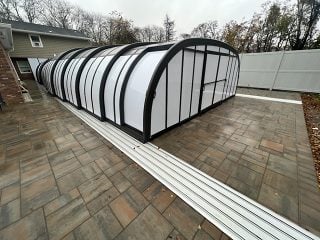 Enclosure Laguna attached to house with white polycarbonate for privacy