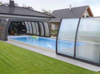 Advantages of Pool/Patio Enclosures During the Fall