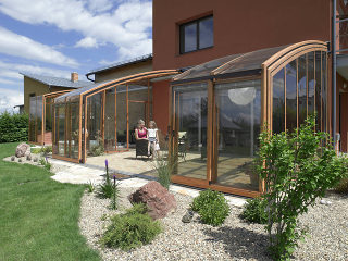 Inside space of patio enclosure CORSO Premium with patio set