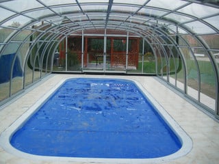 Retractable swimming pool enclosure LAGUNA fits on every type of pool