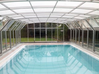 Retractable swimming pool enclosure OCEANIC from the inside