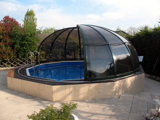 Retractable pool enclosure ORIENT increases temperature of water in pool