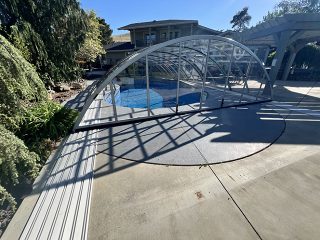 Pool enclosure Universe is the compromise between low and high enclosure