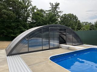 Pool enclosure Universe Type VI with an opening for the diving board