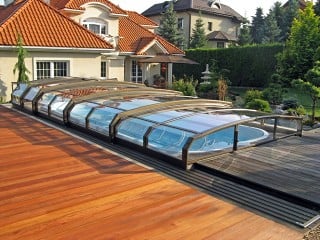Retractable pool enclosure OCEANIC low on wooden deck