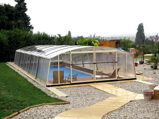 Pool enclosure VENEZIA protects pool from insects and debris
