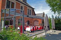 Commercial enclosure for hotel, restaurant and café outdoor patio